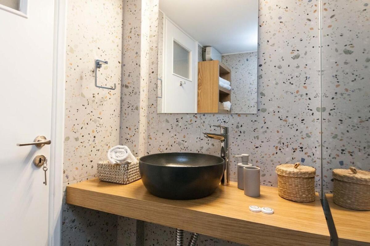 Pagrati Urban Oasis Getaway 2bd With Balcony * Athen