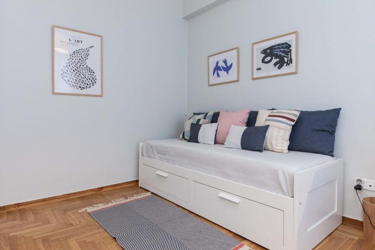 Pagrati Urban Oasis Getaway 2bd With Balcony *